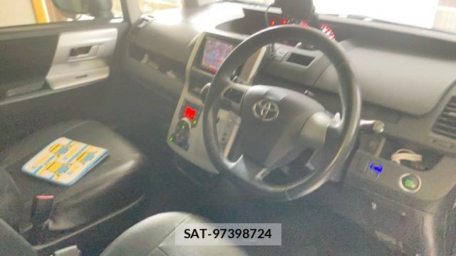 Toyota NOAH 2012-06 8816382-14