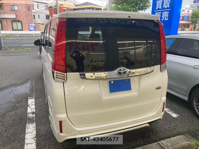 Toyota NOAH 2014-04 8816397-1
