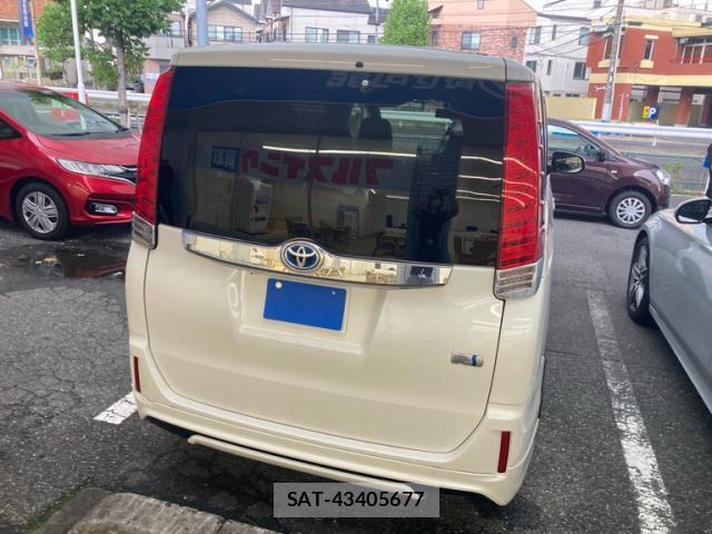 Toyota NOAH 2014-04 8816397-2