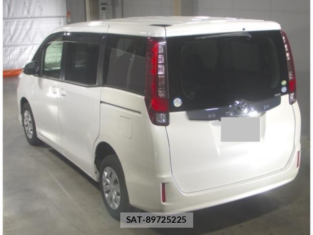 Toyota NOAH 2017-05 8816756-1