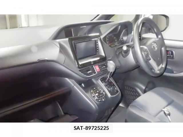 Toyota NOAH 2017-05 8816756-2