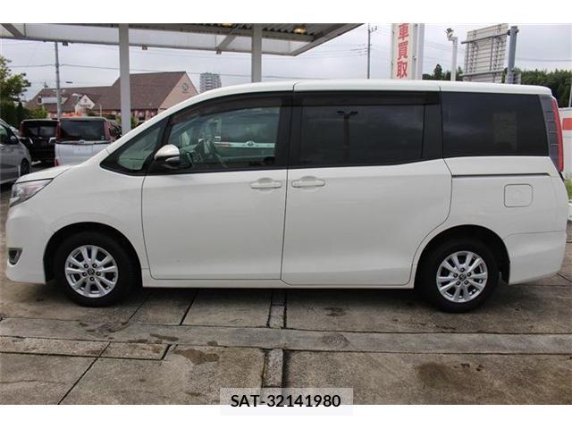 Toyota NOAH 2018-02 8816953-9