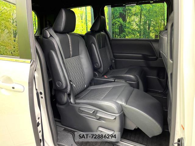 Toyota NOAH 2022-11 8816975-7