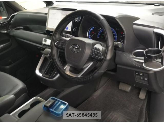 Toyota NOAH 2023-01 8817312-2