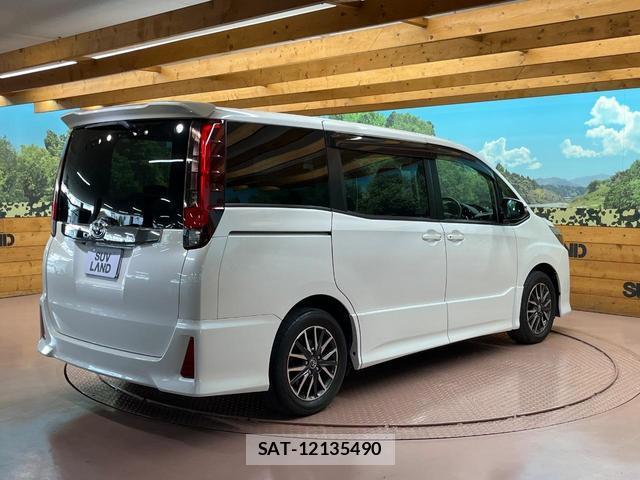 Toyota NOAH 2014-02 8817380-16