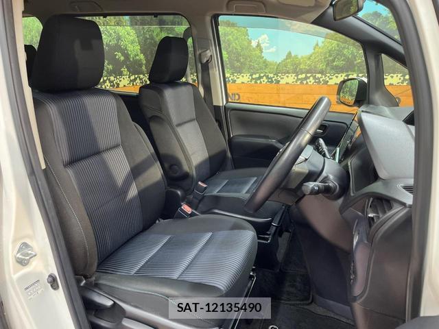 Toyota NOAH 2014-02 8817380-7