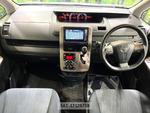 Toyota NOAH 2011-08 8817697-1