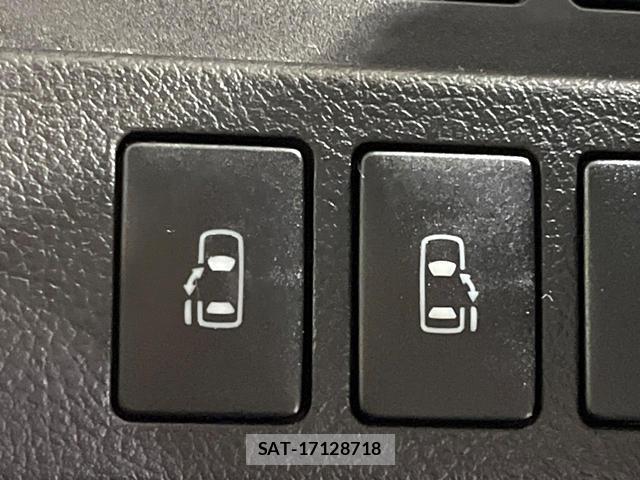 Toyota NOAH 2011-08 8817697-4