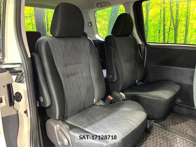 Toyota NOAH 2011-08 8817697-9