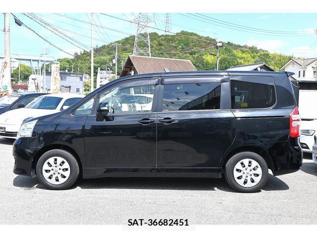Toyota NOAH 2013-12 8817725-3