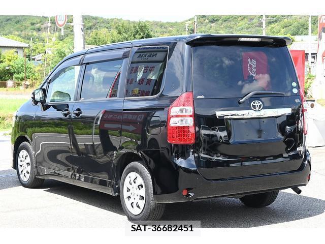 Toyota NOAH 2013-12 8817725-4