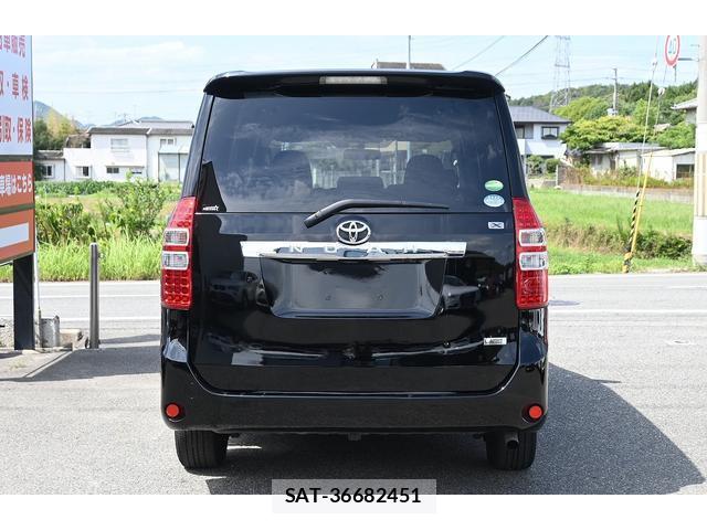 Toyota NOAH 2013-12 8817725-5