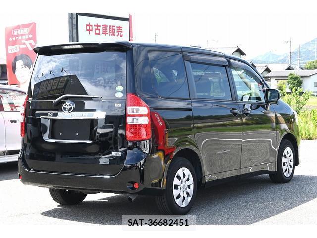 Toyota NOAH 2013-12 8817725-6
