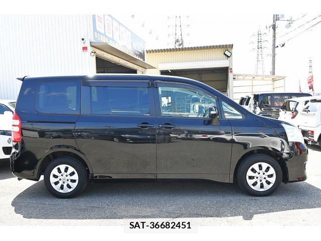 Toyota NOAH 2013-12 8817725-7
