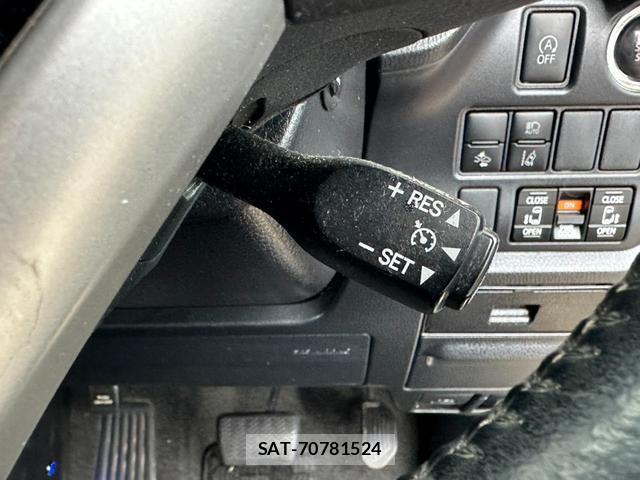 Toyota NOAH 2017-10 8817802-14