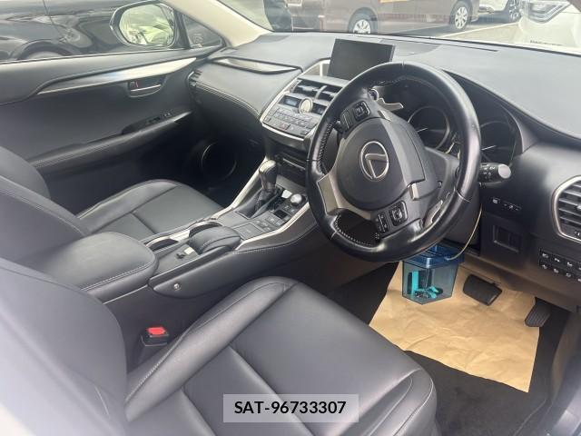 Lexus NX 2017-05 8812698-9