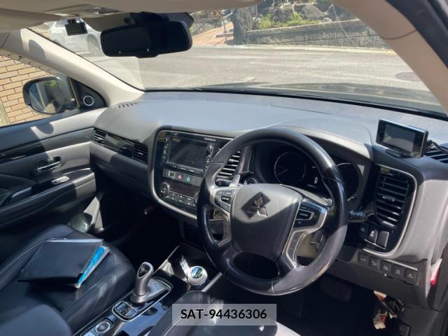 Mitsubishi OUTLANDER PHEV 2017-09 8813298-8