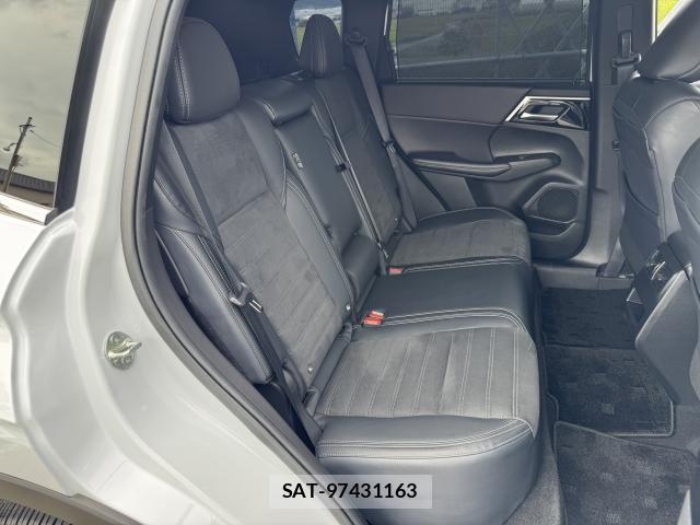 Mitsubishi OUTLANDER PHEV 2024-06 8815111-15
