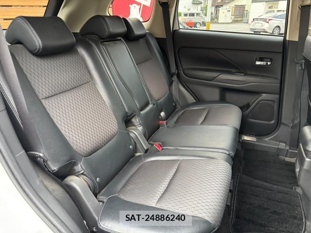Mitsubishi OUTLANDER PHEV 2014-12 8817023-11