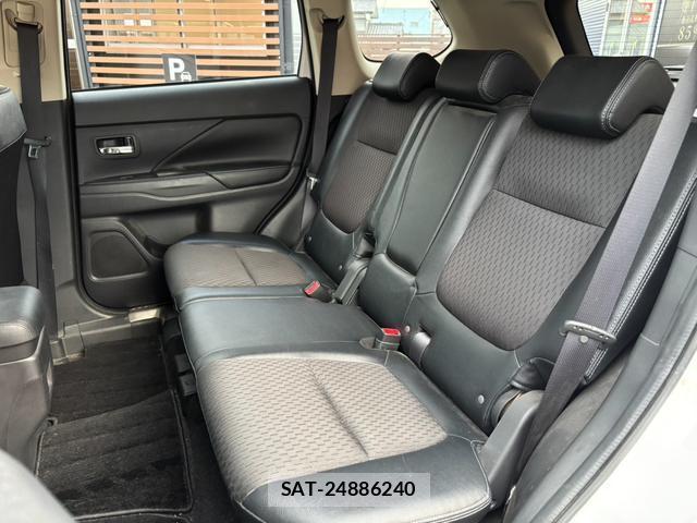 Mitsubishi OUTLANDER PHEV 2014-12 8817023-12