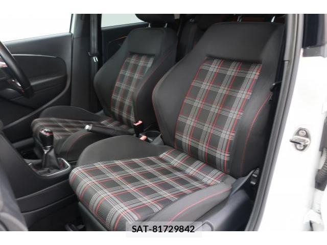 VolksWagen POLO 2016-06 8812102-10