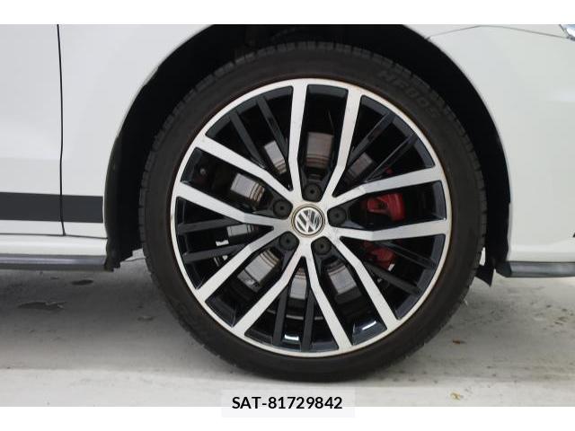 VolksWagen POLO 2016-06 8812102-16
