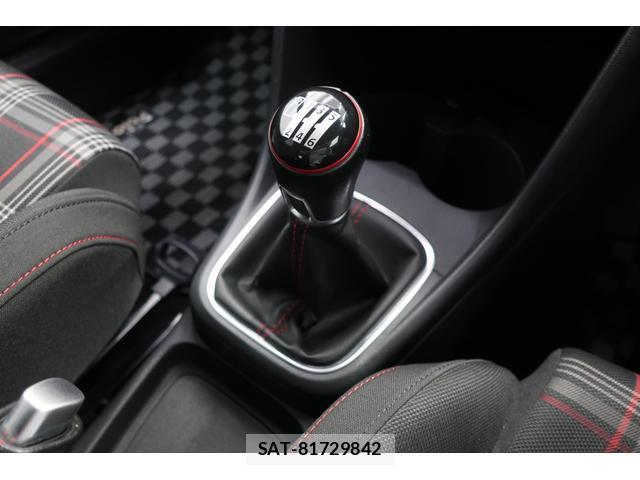 VolksWagen POLO 2016-06 8812102-9