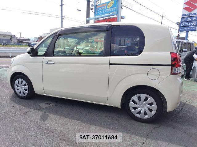 Toyota PORTE 2015-08 8817628-7