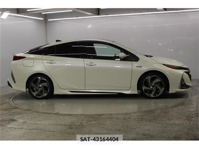 Toyota PRIUS PHV 2017-05 8814333-3