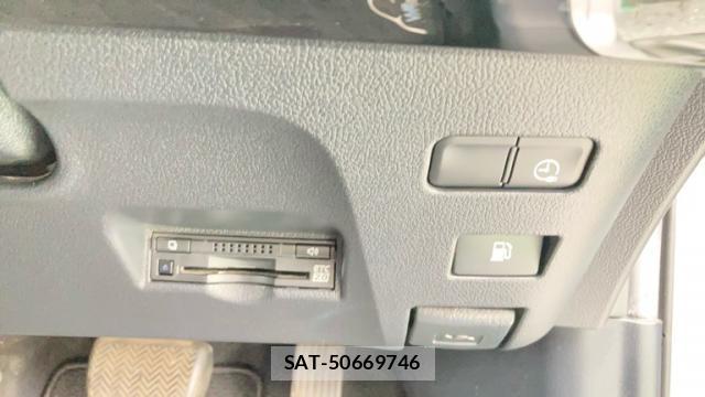 Toyota PRIUS PHV 2017-02 8817459-17