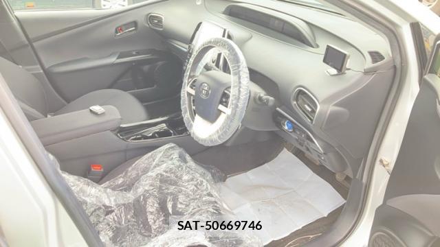 Toyota PRIUS PHV 2017-02 8817459-18