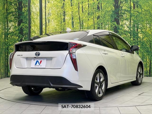 Toyota PRIUS 2016-03 8812124-16
