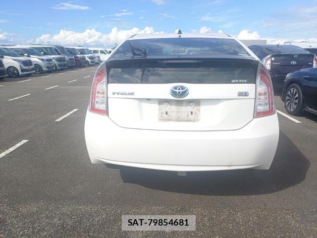 Toyota PRIUS 2015-08 8812187-1