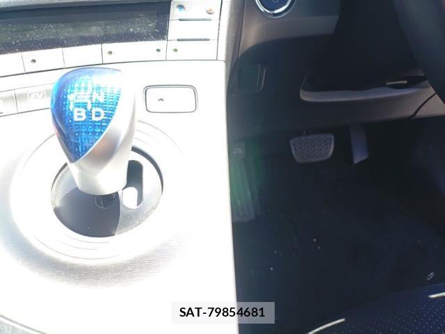 Toyota PRIUS 2015-08 8812187-11