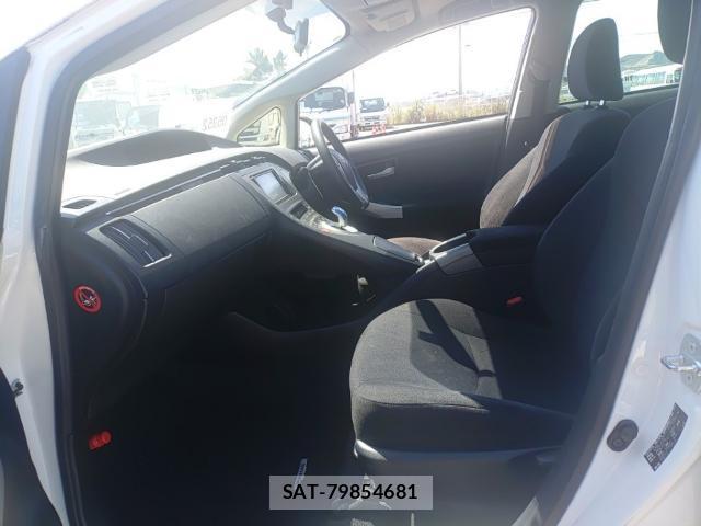 Toyota PRIUS 2015-08 8812187-15