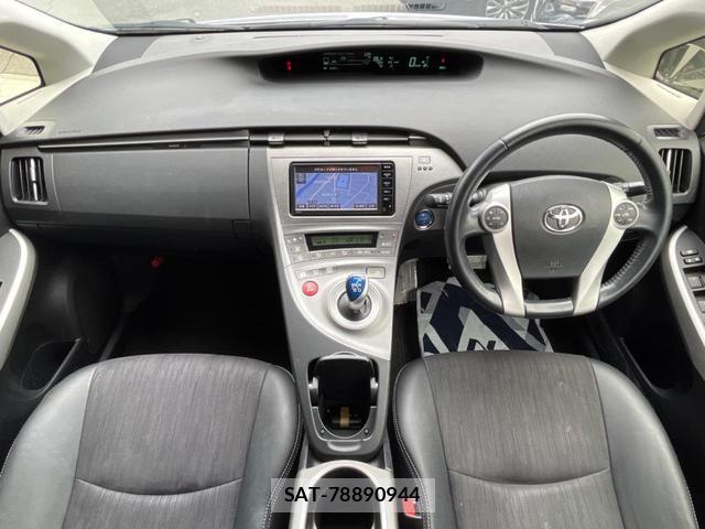 Toyota PRIUS 2014-11 8812323-1