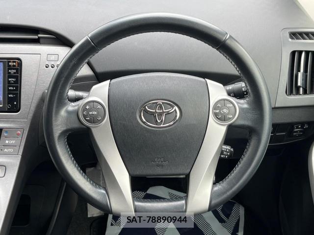 Toyota PRIUS 2014-11 8812323-11