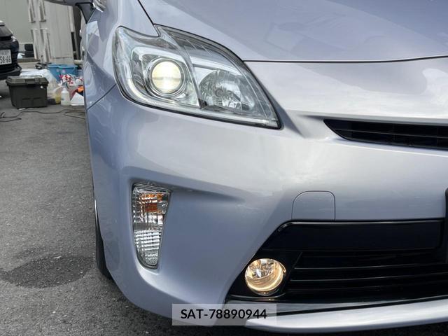 Toyota PRIUS 2014-11 8812323-12