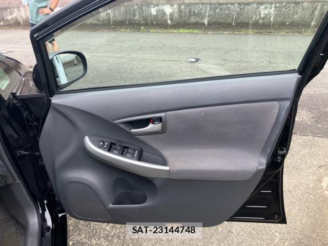 Toyota PRIUS 2010-02 8813458-11