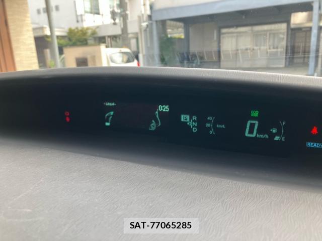 Toyota PRIUS 2010-06 8813575-11