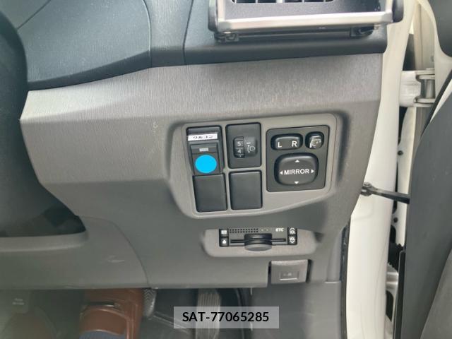 Toyota PRIUS 2010-06 8813575-9