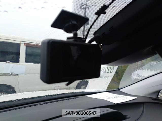 Toyota PRIUS 2018-09 8813765-16