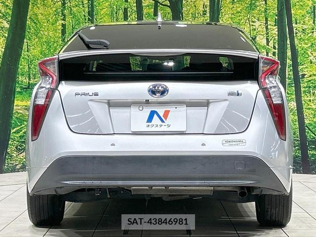 Toyota PRIUS 2016-01 8814113-14