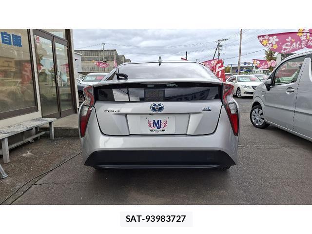 Toyota PRIUS 2017-03 8814212-15