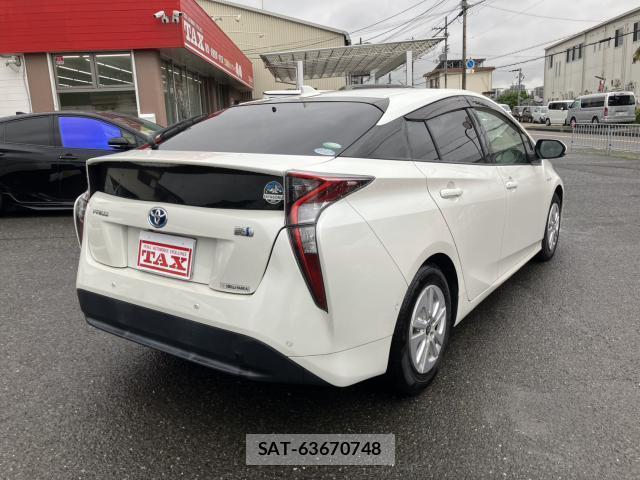 Toyota PRIUS 2017-10 8814483-1