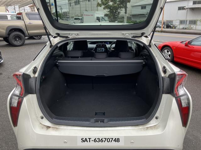 Toyota PRIUS 2017-10 8814483-11