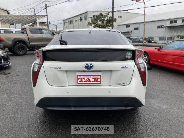 Toyota PRIUS 2017-10 8814483-14