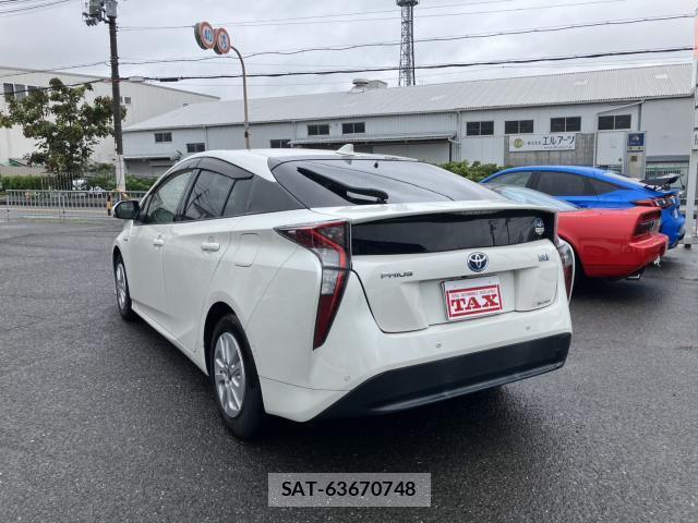 Toyota PRIUS 2017-10 8814483-17