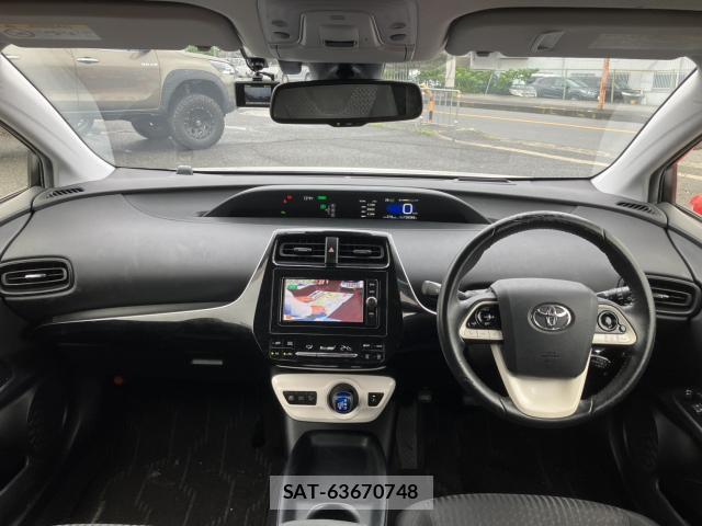 Toyota PRIUS 2017-10 8814483-2