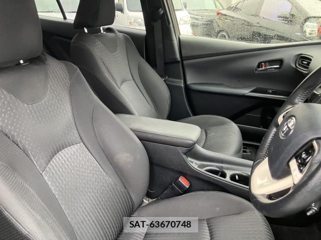 Toyota PRIUS 2017-10 8814483-9